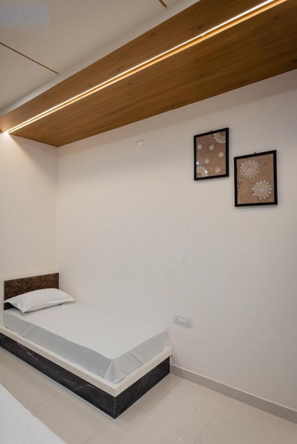 Hotel Ayodhya Virpur Extérieur photo